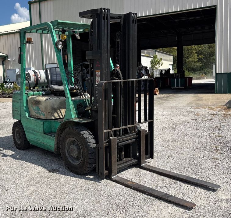 image for item EC4427 1999 Mitsubishi FG25B forklift