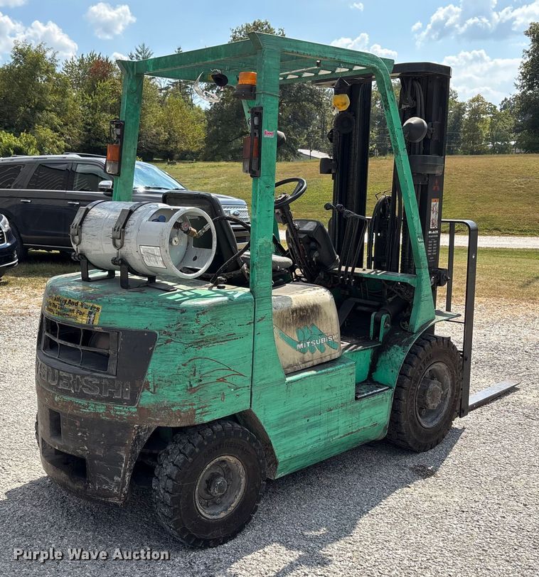 image for item EC4427 1999 Mitsubishi FG25B forklift