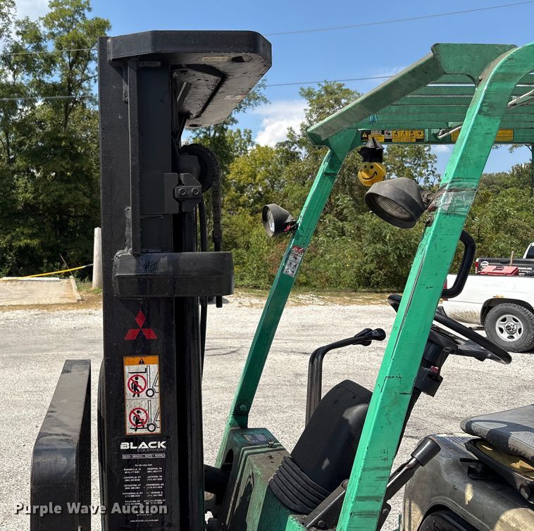 image for item EC4427 1999 Mitsubishi FG25B forklift