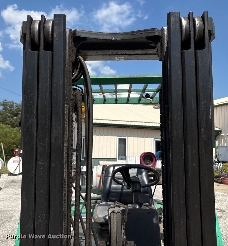 image for item EC4427 1999 Mitsubishi FG25B forklift