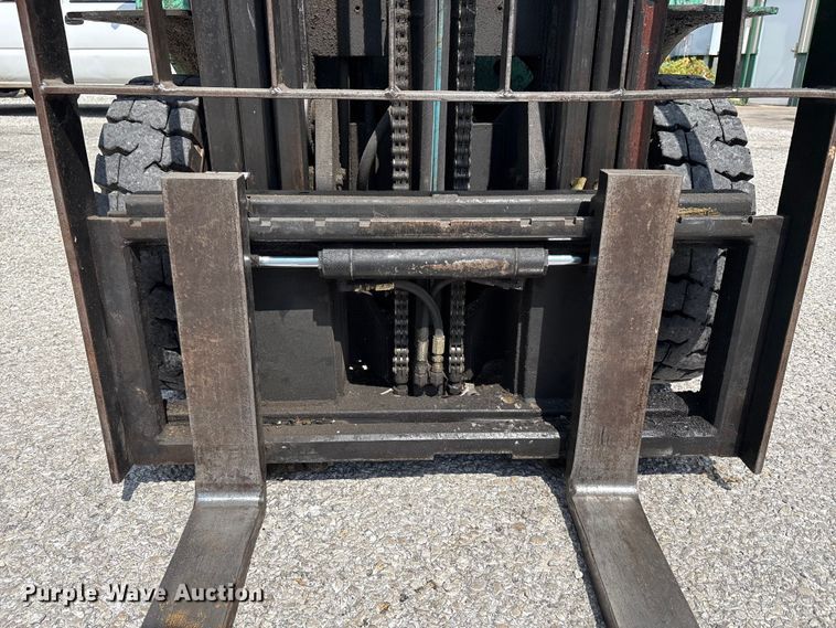 image for item EC4427 1999 Mitsubishi FG25B forklift