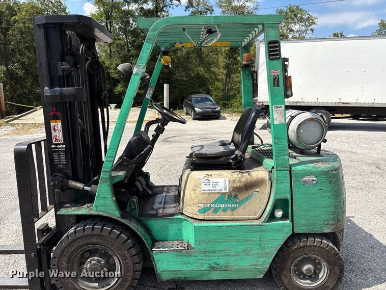 image for item EC4427 1999 Mitsubishi FG25B forklift