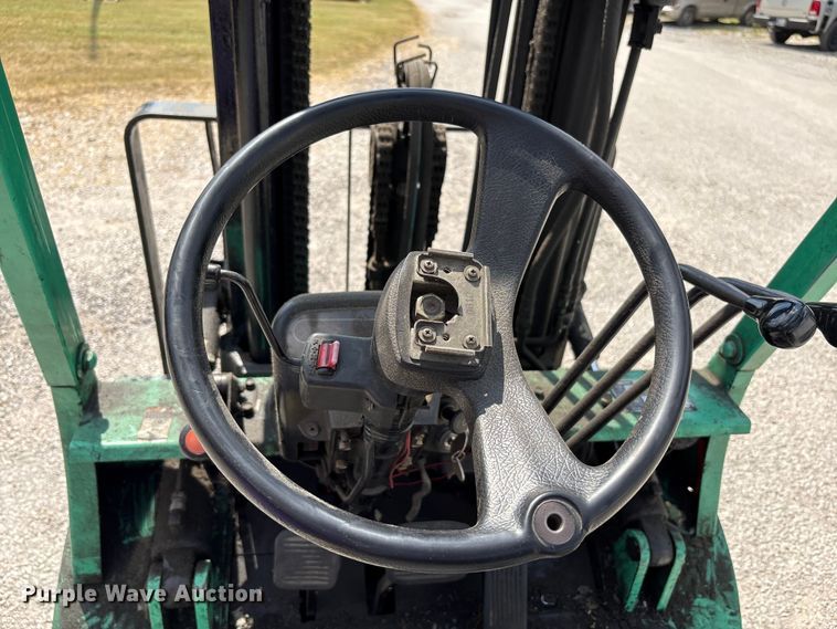 image for item EC4427 1999 Mitsubishi FG25B forklift