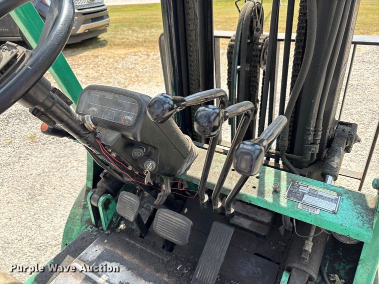 image for item EC4427 1999 Mitsubishi FG25B forklift