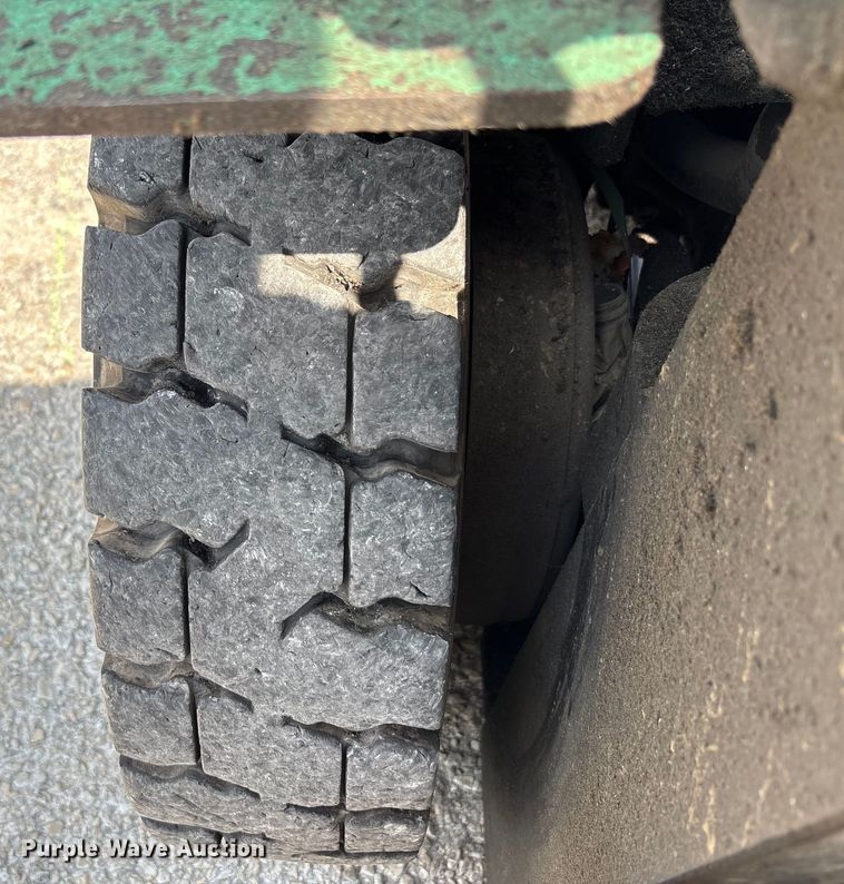 image for item EC4427 1999 Mitsubishi FG25B forklift