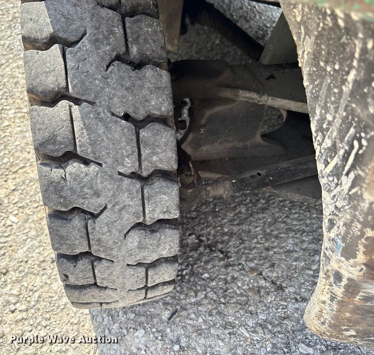 image for item EC4427 1999 Mitsubishi FG25B forklift