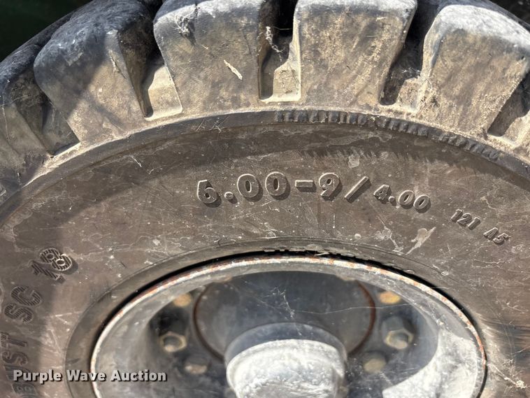 image for item EC4427 1999 Mitsubishi FG25B forklift