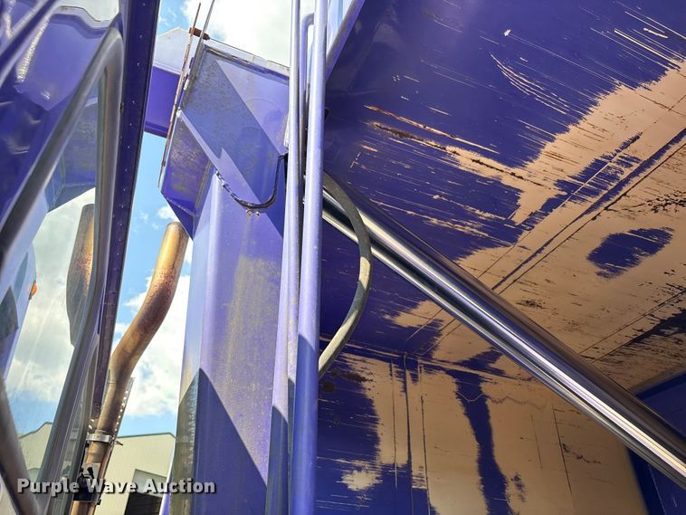 image for item EC4428 2001 Sterling  M7500 Acterra refuse truck