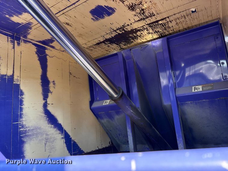 image for item EC4428 2001 Sterling  M7500 Acterra refuse truck