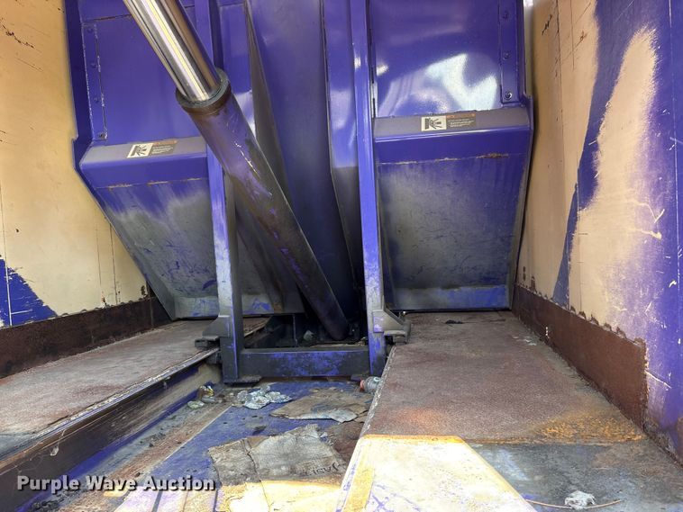 image for item EC4428 2001 Sterling  M7500 Acterra refuse truck