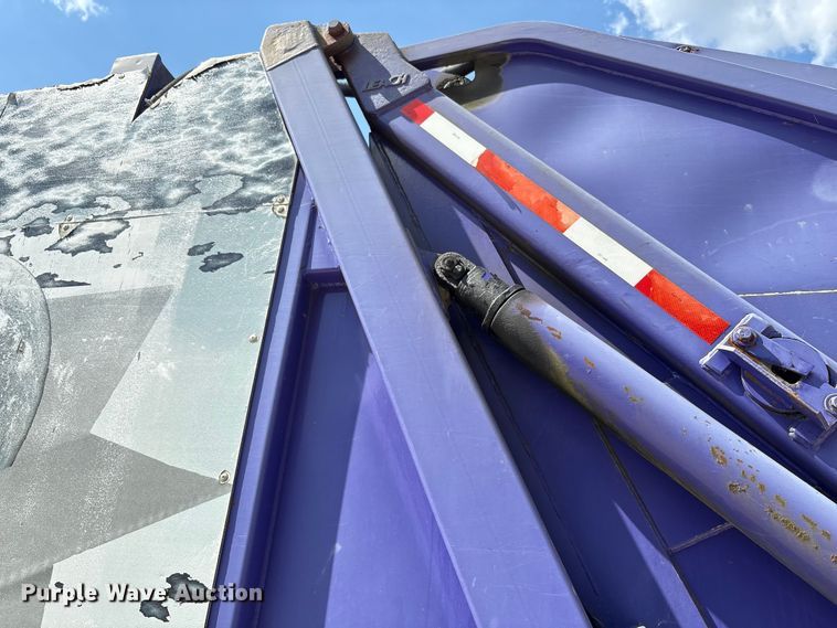 image for item EC4428 2001 Sterling  M7500 Acterra refuse truck