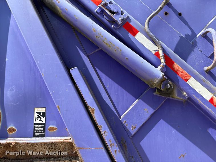 image for item EC4428 2001 Sterling  M7500 Acterra refuse truck