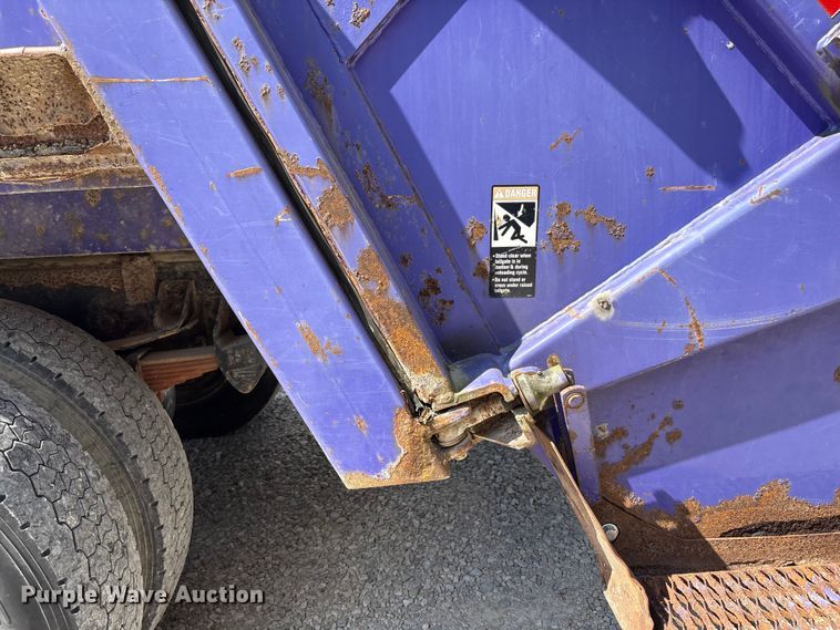 image for item EC4428 2001 Sterling  M7500 Acterra refuse truck