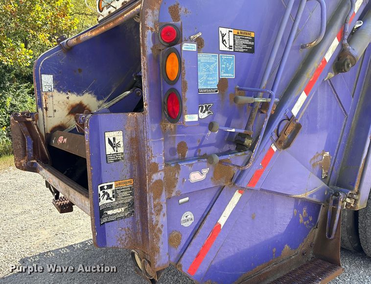 image for item EC4428 2001 Sterling  M7500 Acterra refuse truck