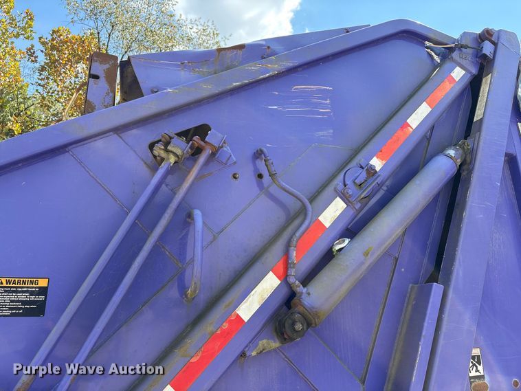 image for item EC4428 2001 Sterling  M7500 Acterra refuse truck