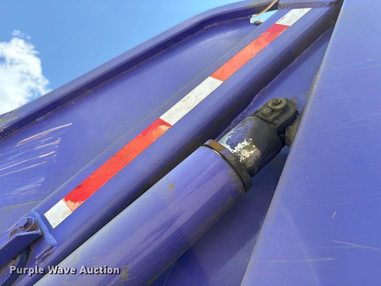 image for item EC4428 2001 Sterling  M7500 Acterra refuse truck