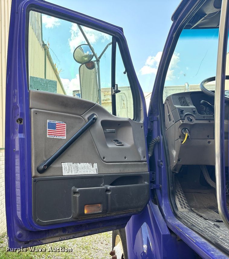 image for item EC4428 2001 Sterling  M7500 Acterra refuse truck