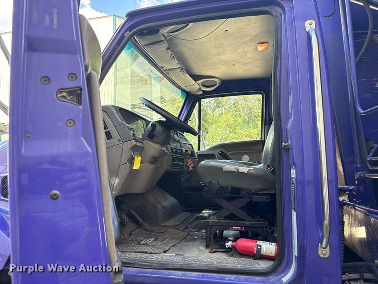 image for item EC4428 2001 Sterling  M7500 Acterra refuse truck