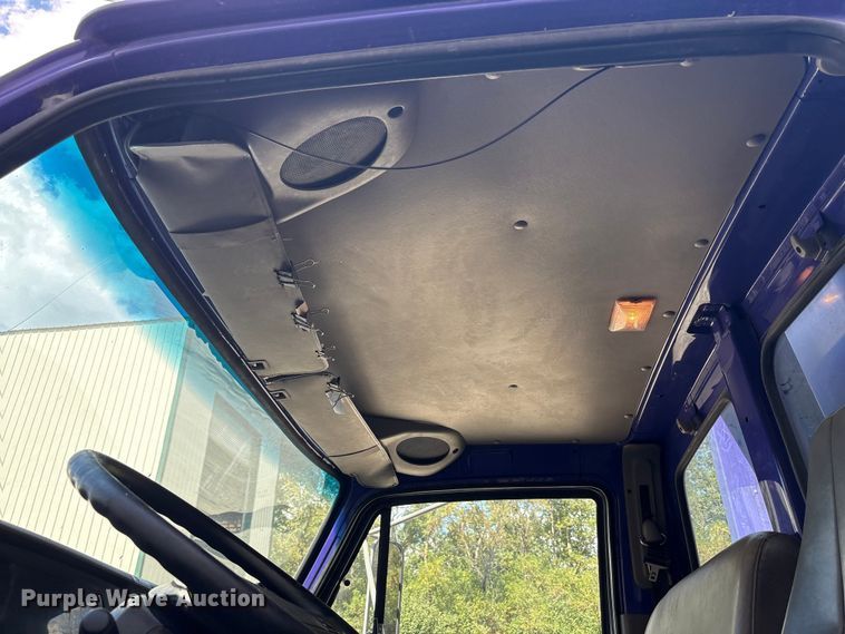 image for item EC4428 2001 Sterling  M7500 Acterra refuse truck