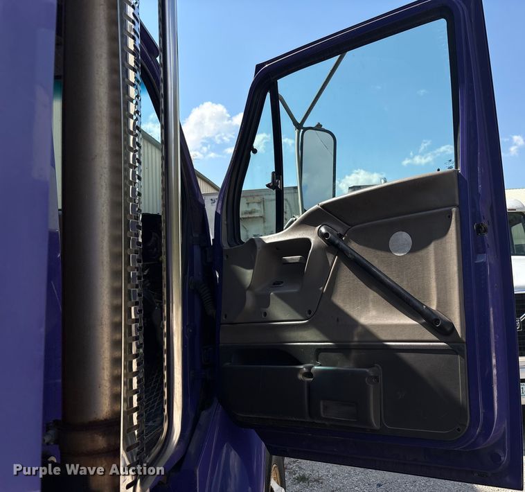 image for item EC4428 2001 Sterling  M7500 Acterra refuse truck