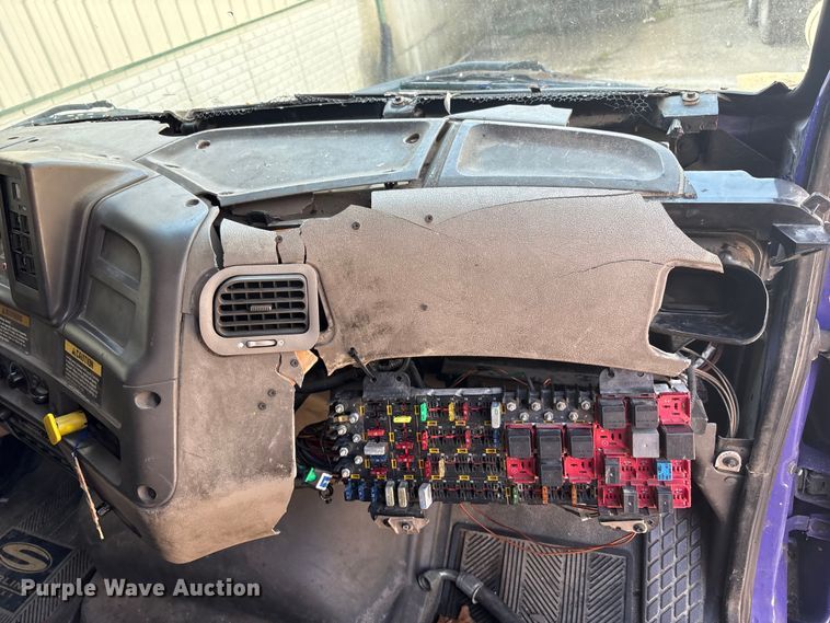 image for item EC4428 2001 Sterling  M7500 Acterra refuse truck