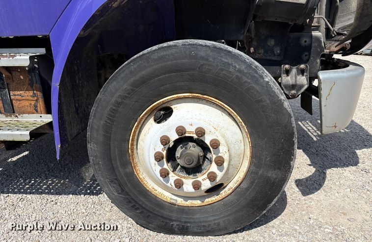 image for item EC4428 2001 Sterling  M7500 Acterra refuse truck