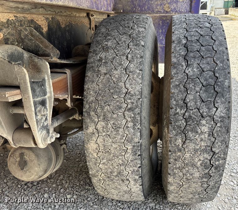 image for item EC4428 2001 Sterling  M7500 Acterra refuse truck