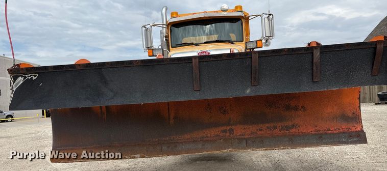 image for item ED1491 2016 Peterbilt 337 dump truck