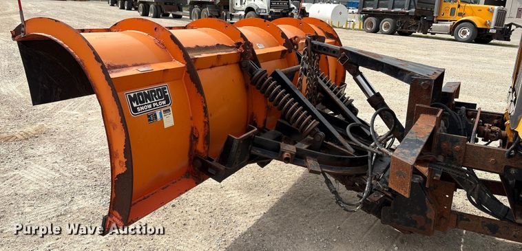 image for item ED1491 2016 Peterbilt 337 dump truck