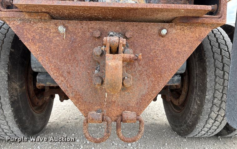 image for item ED1491 2016 Peterbilt 337 dump truck