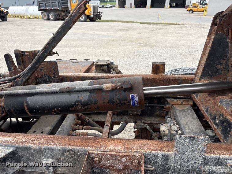 image for item ED1491 2016 Peterbilt 337 dump truck