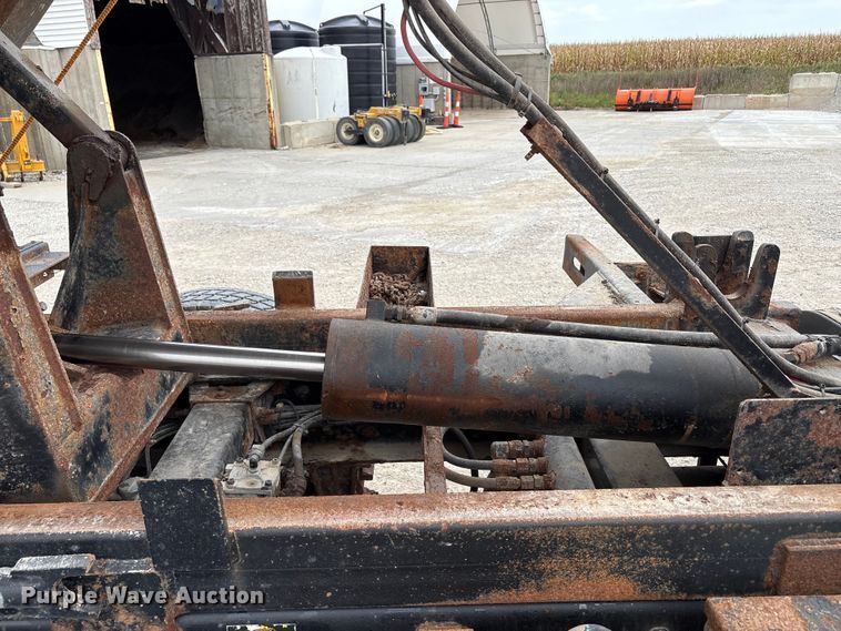 image for item ED1491 2016 Peterbilt 337 dump truck