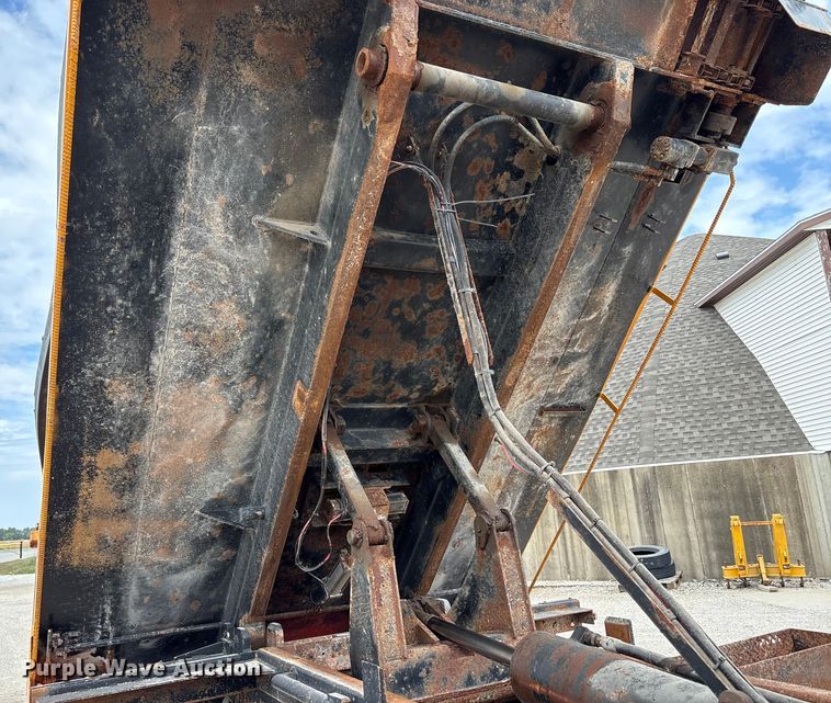 image for item ED1491 2016 Peterbilt 337 dump truck