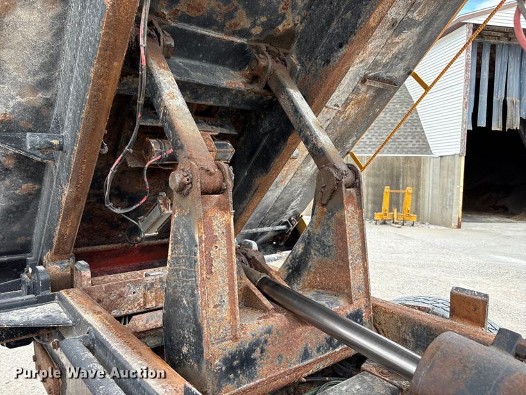 image for item ED1491 2016 Peterbilt 337 dump truck