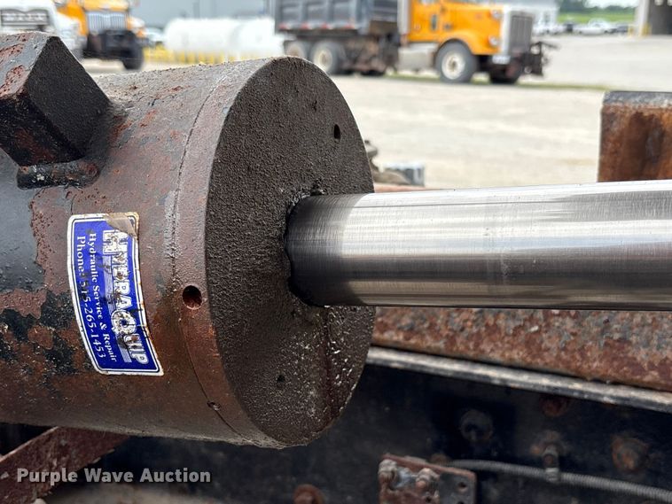 image for item ED1491 2016 Peterbilt 337 dump truck