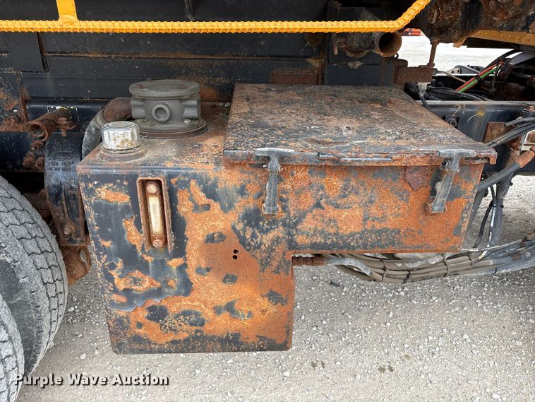 image for item ED1491 2016 Peterbilt 337 dump truck