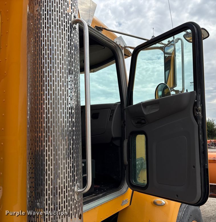 image for item ED1491 2016 Peterbilt 337 dump truck