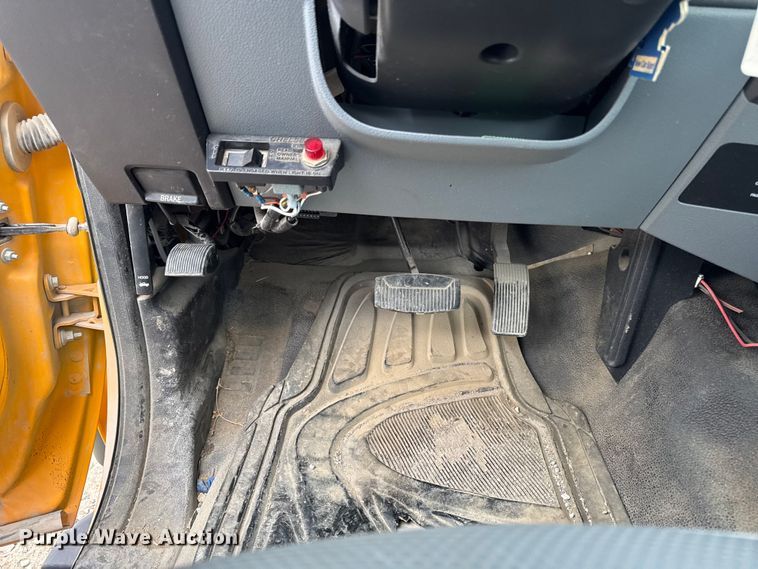 image for item ED1492 2011 Ford F450 Super Duty flatbed truck