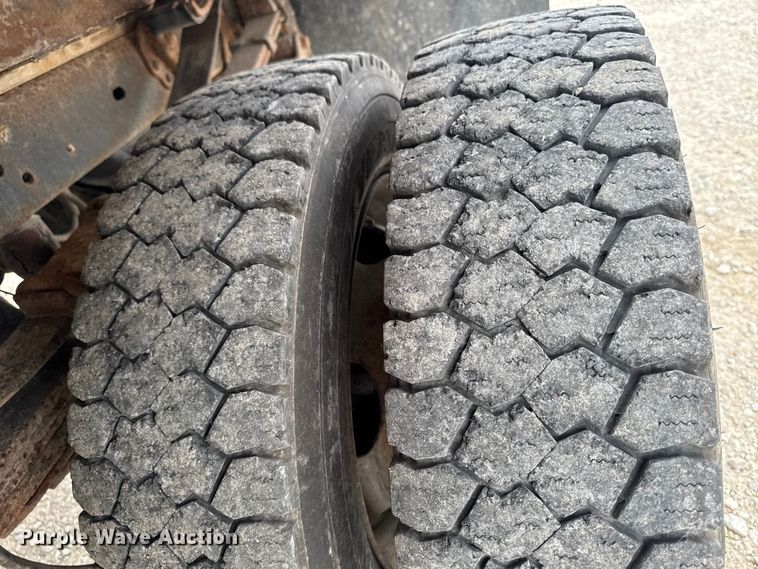 image for item ED1492 2011 Ford F450 Super Duty flatbed truck