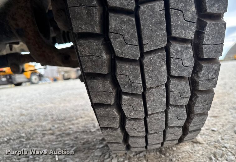 image for item ED1492 2011 Ford F450 Super Duty flatbed truck