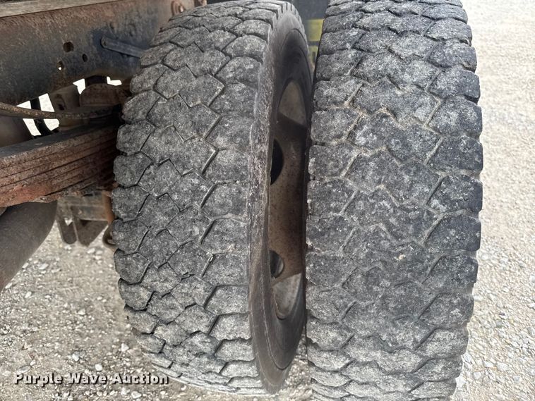 image for item ED1492 2011 Ford F450 Super Duty flatbed truck