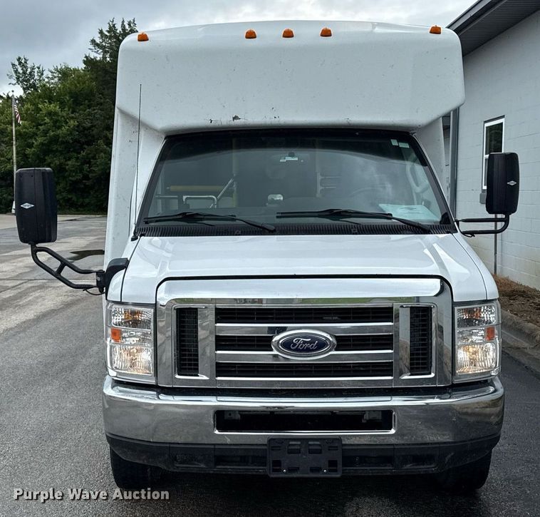 image for item ED4406 2017 Ford E450 shuttle bus
