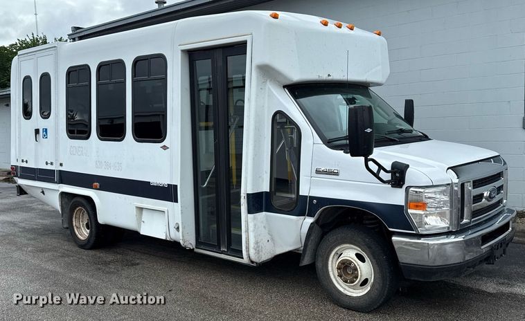 image for item ED4406 2017 Ford E450 shuttle bus