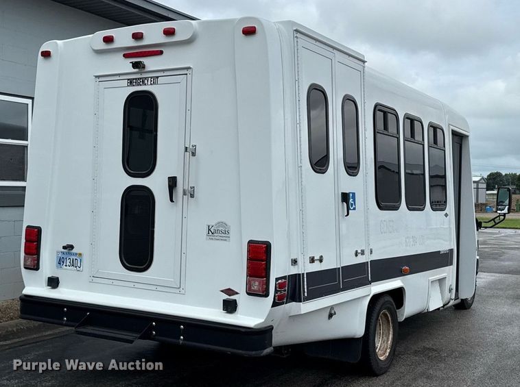 image for item ED4406 2017 Ford E450 shuttle bus