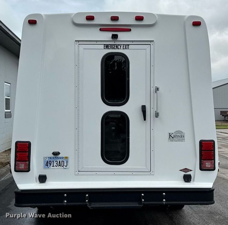 image for item ED4406 2017 Ford E450 shuttle bus