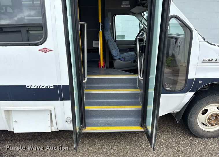 image for item ED4406 2017 Ford E450 shuttle bus