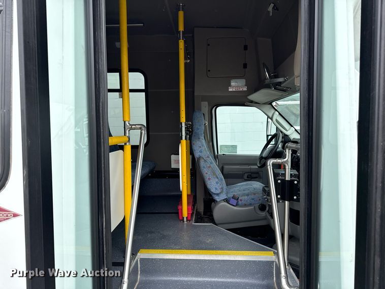 image for item ED4406 2017 Ford E450 shuttle bus