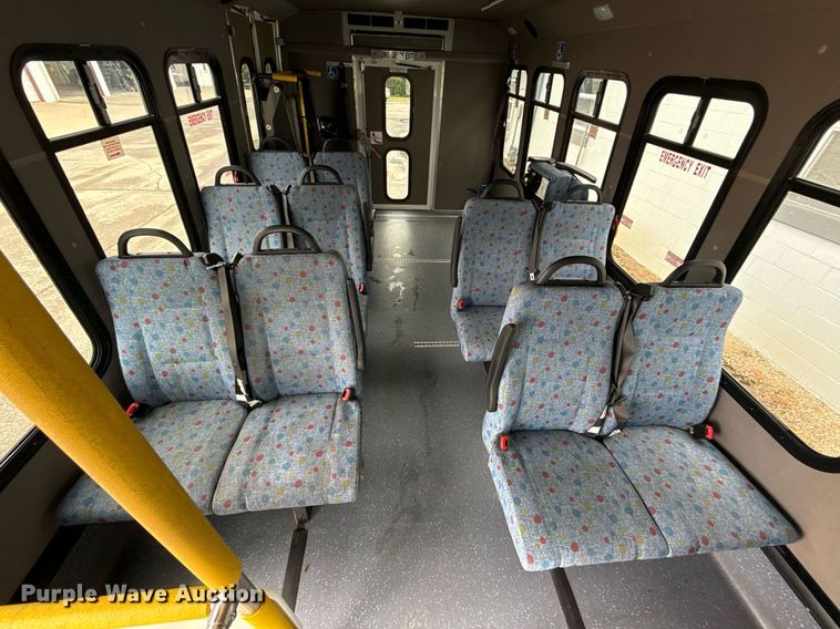 image for item ED4406 2017 Ford E450 shuttle bus