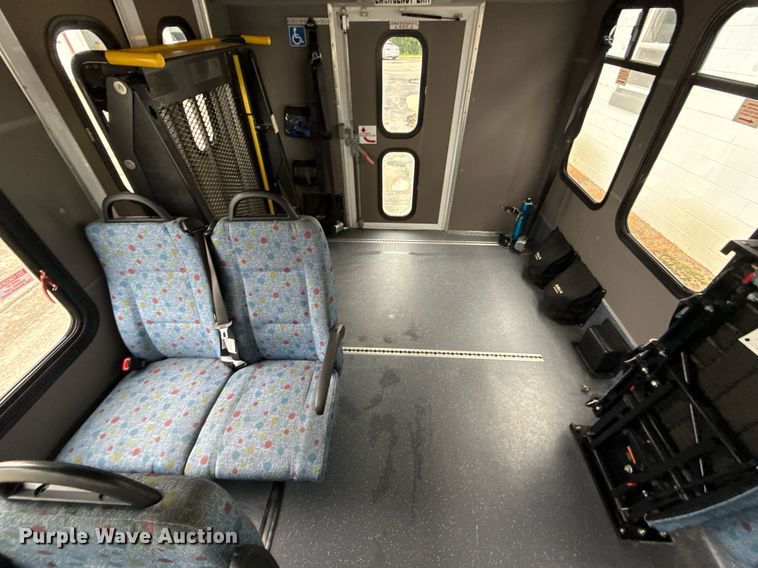 image for item ED4406 2017 Ford E450 shuttle bus