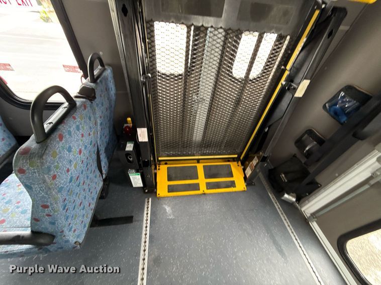 image for item ED4406 2017 Ford E450 shuttle bus